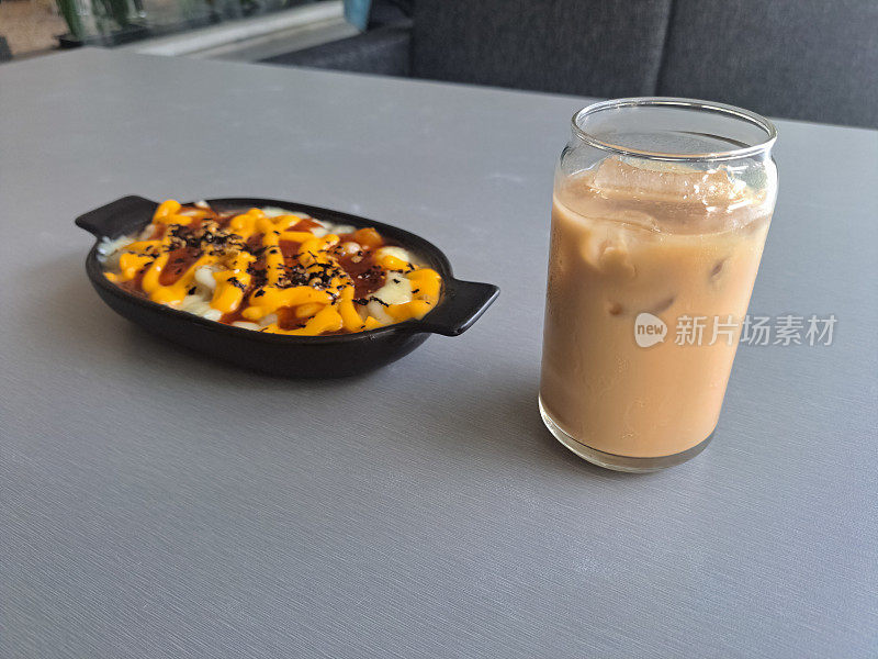 香菇Mentai -传统香菇配辣味花生和香菇酱。冰杯咖啡。食物和饮料菜单。